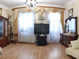 Трехкомнатная квартира в центре города, улица Осипова