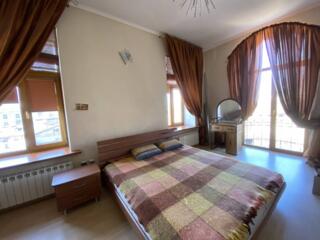 В продаже прекрасная трехкомнатная квартира в историческом центре ...