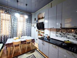 Продается просторная трёхкомнатная квартира в центре города площадью .