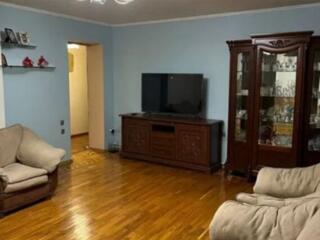 Трехкомнатная комнатная квартира с ремонтом в кирпичном доме.