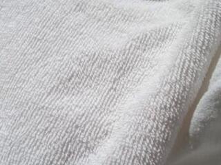 Наматрасник водонепроницаемый б. у., и простынь махра.