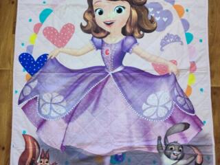 Фартук, покрывало-одеяло, подушки. Центр.