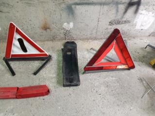 Знак аварийной остановки. Крюк буксировочный.