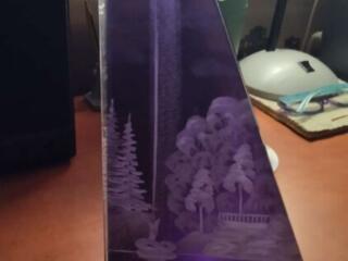 Картина-постамент на орг стекле с сиреневым фоном, на свету СССР