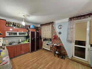 В продаже четырехкомнатная квартира в кирпичном доме. Низкий этаж, не 
