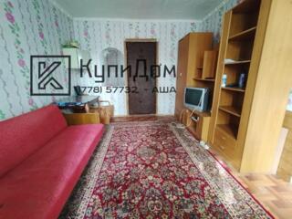 Комната в общежитии с балконом, мебелью и техникой