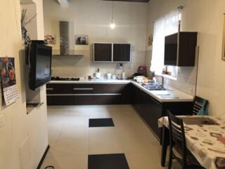 В продаже 3-этажный дом на 16 в. В.Фонтана. Общей площадью 340 кв. м. 