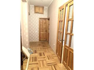 Продам 2-к квартиру, 52 квадратных метра, в отличном районе.