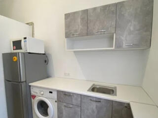 Продам 2х комнатную  квартиру в центре.