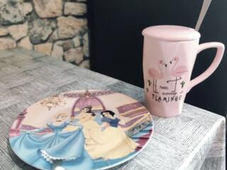 Кувшин, спорт. бутылки, посуда и приборы, свадебные бокалы. Центр.