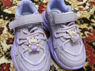 Продам новые детские кроссовки для девочки