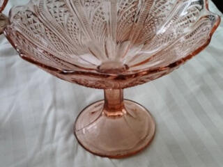 ВАЗЫ НОВЫЕ ИЗ КАРАМЕЛЬНОГО СТЕКЛА. Производство СССР. 55 руб.