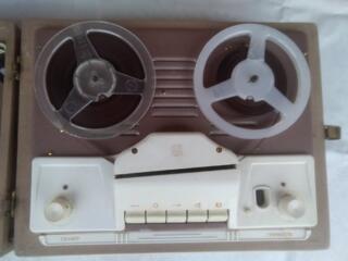 Магнитофон винтажный.