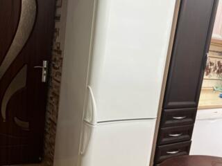 Продам б/у большой холодильник Indesit в хорошем состояние