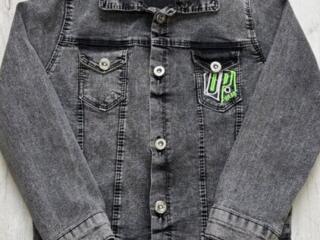 Джинсовая куртка серого цвета. На мальчика 7-8 лет.