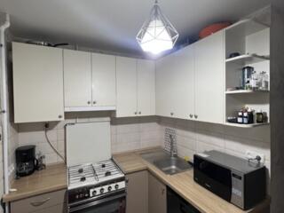 Кухня в отличном состоянии с вытяжкой и мойкой