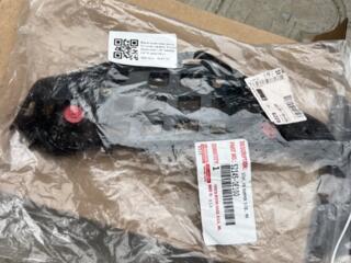 Крепление переднего бампера правое Toyota Highlander 20-25 52145-0E100