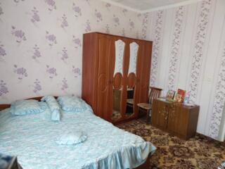 Продам два КАМЕННЫХ дома на одном участке с розами виноградом в центре