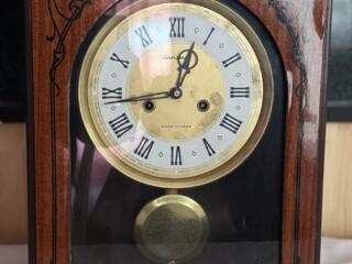 Старинные часы с маятником