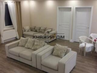 Відмінна 3 кім. см / роздільна в Таун хаус по вул. Богатирська 30А. ..