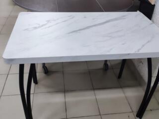 Стол обеденный.