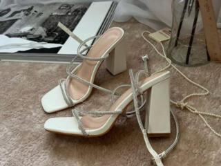 Белые босоножки 38 размер, новые.