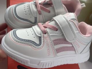 Новые кроссовки для девочки