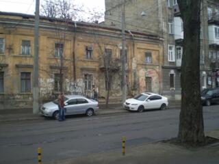 Продам без комиссии фасадное помещение под реконструкцию.