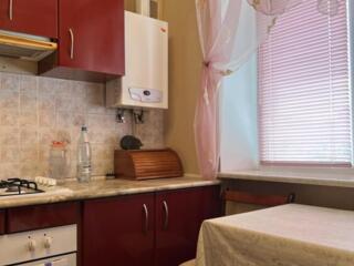 Фасадная двухкомнатная квартира, на первом этаже, ул. ...