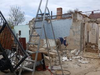 Снос и вывоз ветхих зданий, домов, гаражей и пристроек.