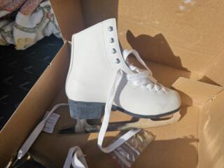 Продам отличные Швейцарские фигурные коньки женские, размер 36.