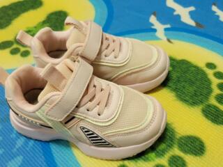 Кроссовки р-р 28 (135руб. ), Туфельки р-р 26 (235руб. )