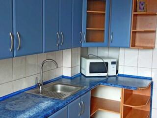 Трехкомнатная на Некрасова (Зенитного полка) с косметическим ремонтом.