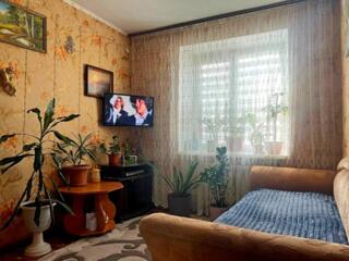 Продам кімнату з ремонтом та меблями на масиві Незалежності.