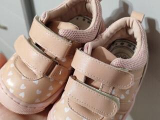 Продам обувь для девочек 1 год