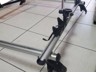 Автобагажник на гладкую крышу. Есть крепления для велосипедов и лыж.