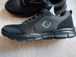 Кроссовки новые муж. 43р., по стельке 27,5 см. 300 руб