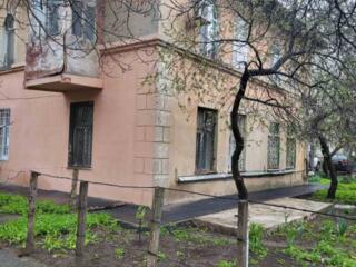 Продам 33кв. м, у комуні, без комісії, вул. І. Франка/ 6ст. В. Фонтану