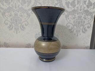 Продаю вазу (есть небольшой скол)