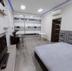 Предлагается к продаже просторная квартира на Таирова. Дом кирпичный .