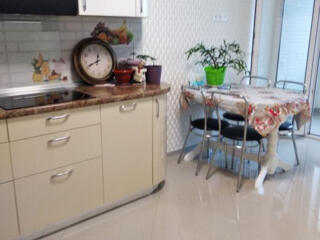 Квартира с хорошим ремонтом, мебель остается.