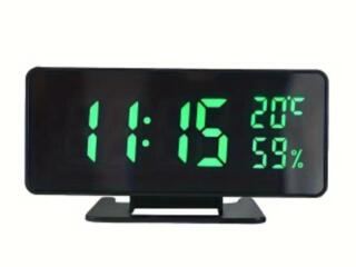 Часы электронные, новые, в упаковке.