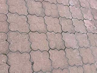 Продам тротуарную плитку б. у 70р м2