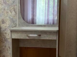 ПРОДАМ трюмо с зеркалом и тумбочку
