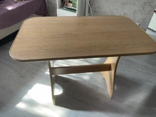 Продается стол и две таберутки (Комплект)