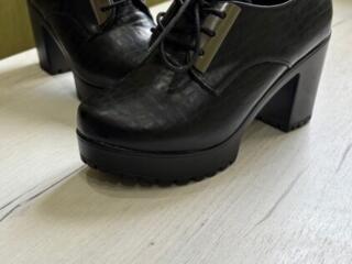 Чёрные ботинки на каблуке. Размер 37