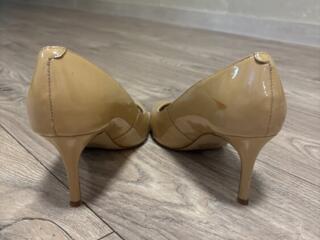 Лаковые туфельки 38 р-р., 300 руб.