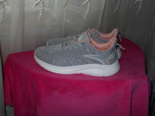 Продам женские кроссовки размер: 39 за 150 лей