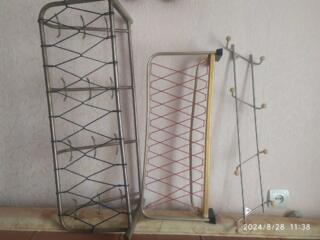 Продам недорого вешалки настенные, бочку пластик