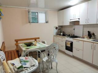 Продаётся дом у моря – всего в третьем ряду от береговой линии, ...